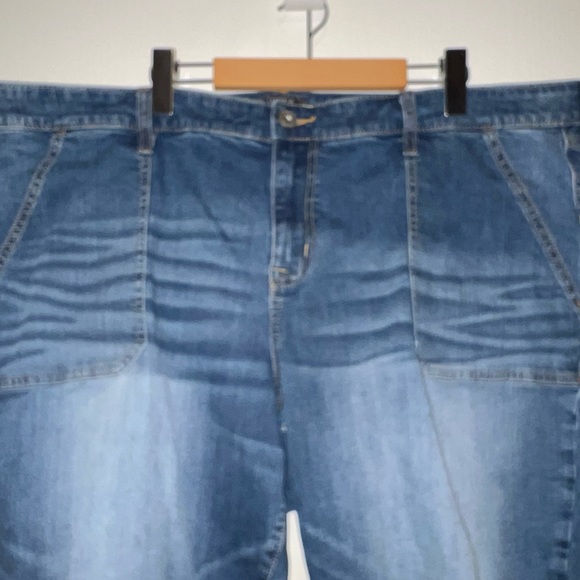 Torrid Crop Boyfriend Mid-Rise Jean - Picture 3 of 13